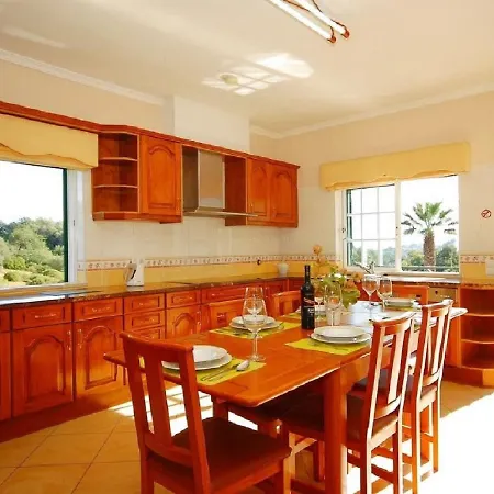 Spacious Villa, Pool Hébergement de vacances *